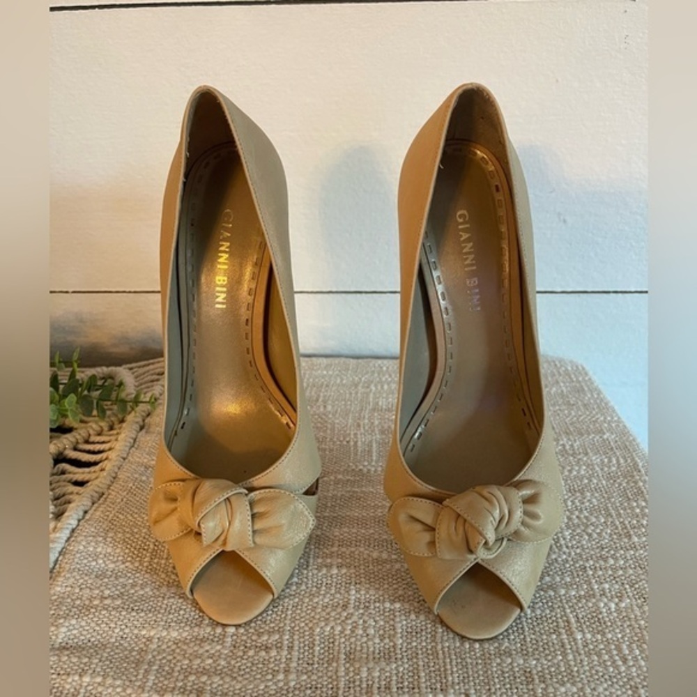 Gianni Bini Beige Tied Bow Peep Toe Heels Size 7.5